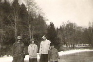 Rodina posledného majitela kaštiela grófa Emanuela II. Andrássyho v parku okolo roku 1928 (archív)